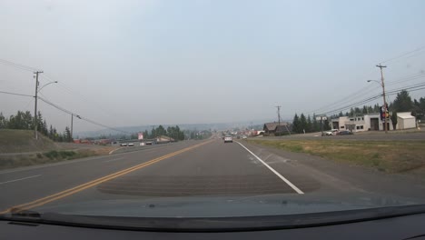 Punto-De-Vista-Conduciendo-Coche-Al-Centro-Comercial-De-La-Ciudad,-Lapso-De-Tiempo