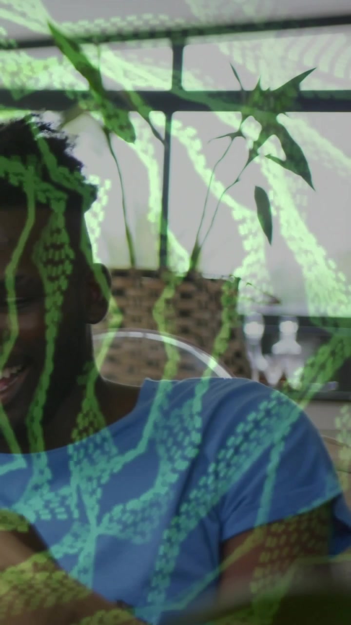 Video verticale: Uomo che entra, si sporge e si gira verso la telecamera a scopo di marketing, con un overlay verde vicino alla spalla.
