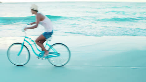 Schöne-Frau-Mit-Fahrrad-Am-Strand