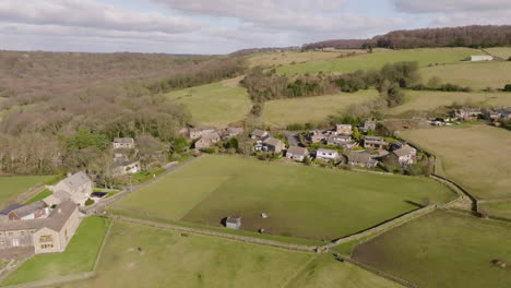 Volando-Sobre-Un-Idílico-Pueblo-Rural-En-Un-Valle-Del-Oeste-De-Yorkshire