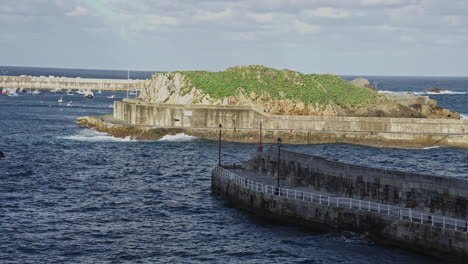 Einzigartiger-Grüner-Fleck-Auf-Der-Insel-In-Der-Stadt-Cudillero,-Asturien,-Spanien