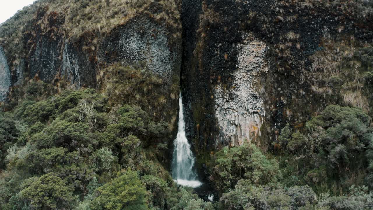 volar en las cascadas que fluyen de las montañas volcánicas en el parque nacional cayambe coca cerca de papallacta, ecuador