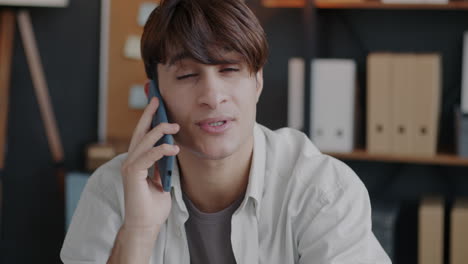 hombre hablando por teléfono en una oficina moderna