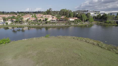 Waterfront-Neighborhood-Near-The-Robina-Shopping-Centre-In-Robina,-Queensland,-Australia