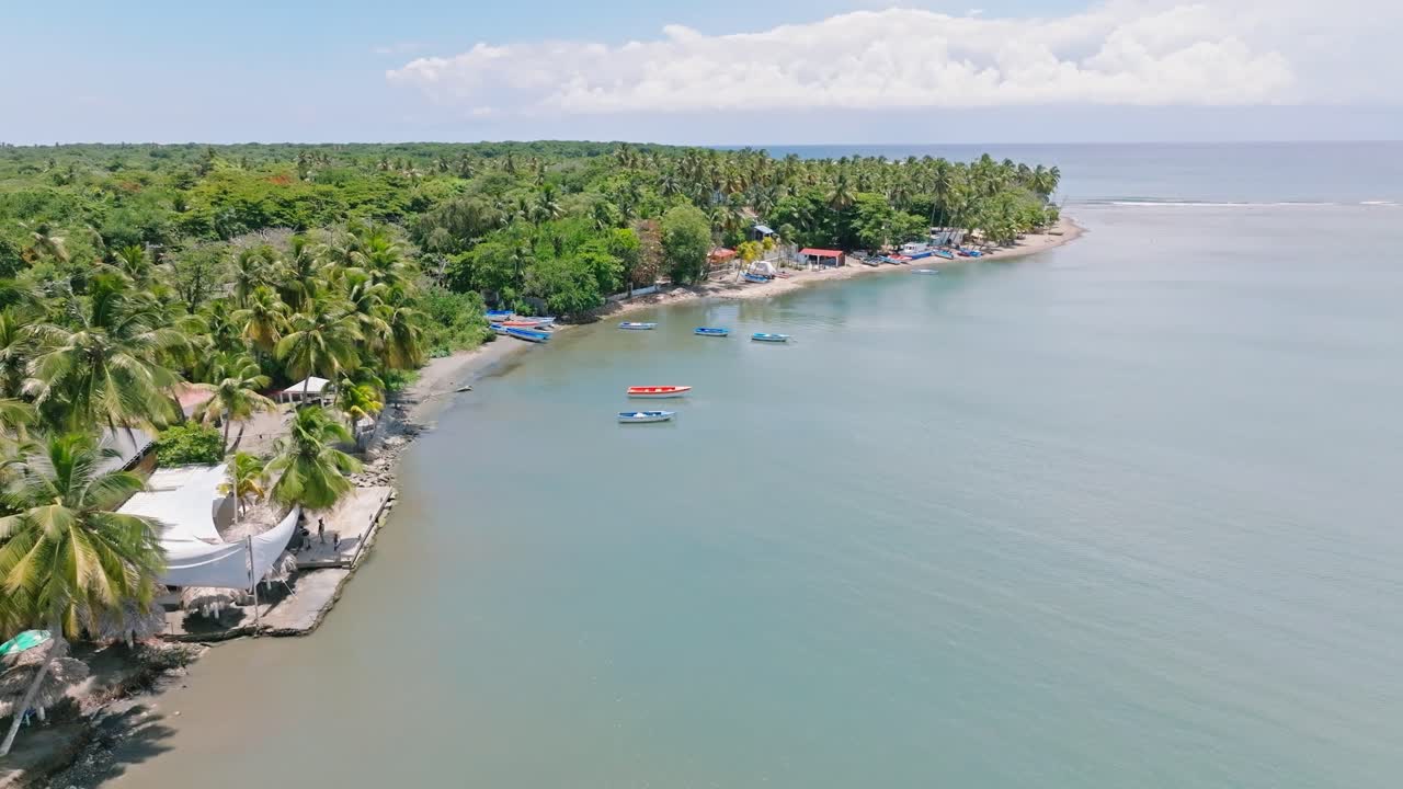 vista aérea de la costa tropical, con playa y barcos en verano - san cristobal, república dominicana
