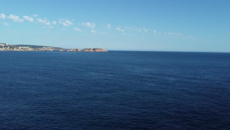 Drone-Girando-A-La-Izquierda-Sobre-El-Océano-Abierto-Con-Una-Vista-De-4k-En-La-Costa-Española-De-Mallorca