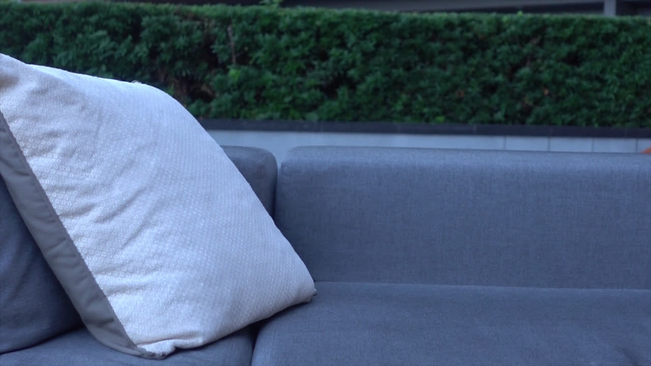 almohadas con terraza y sofá al aire libre