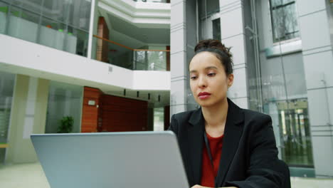 Geschäftsfrau-Benutzt-Laptop-Im-Modernen-Bürozentrum