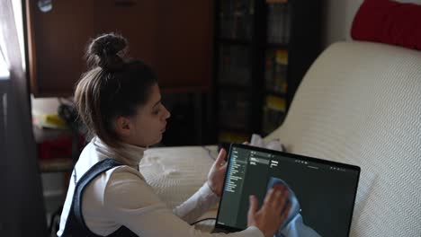 mujer limpiando la computadora portátil en casa
