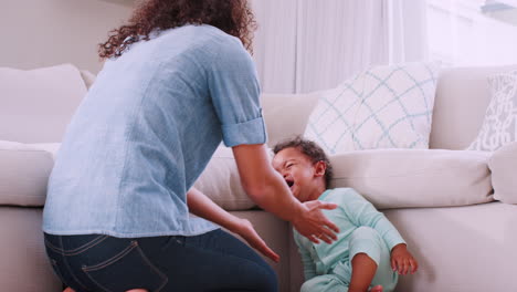 Joven-Madre-Negra-Levantando-Y-Abrazando-A-Su-Hijo-Pequeño-Llorando