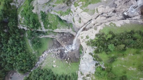 alto vuelo de drones sobre cascada almenbachfall berner oberland suiza