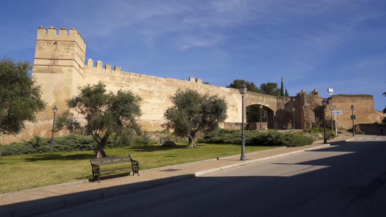 jardín exterior del castillo en badajoz, españa