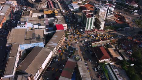 Drone-Disparó-Sobre-Un-Atasco-De-Tráfico-En-La-Soleada-Ciudad-De-Yaounde,-Camerún,-África-Central