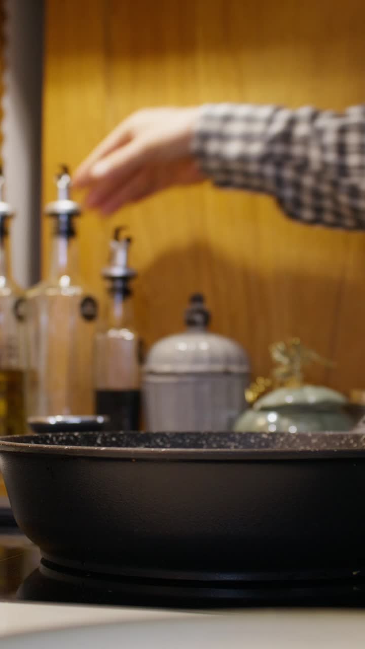 vertiendo aceite en una sartén