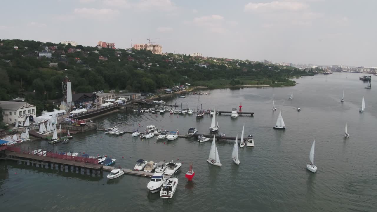 강 에 있는 보트 와 세일 보트 와 함께 마리나 의 공중 풍경