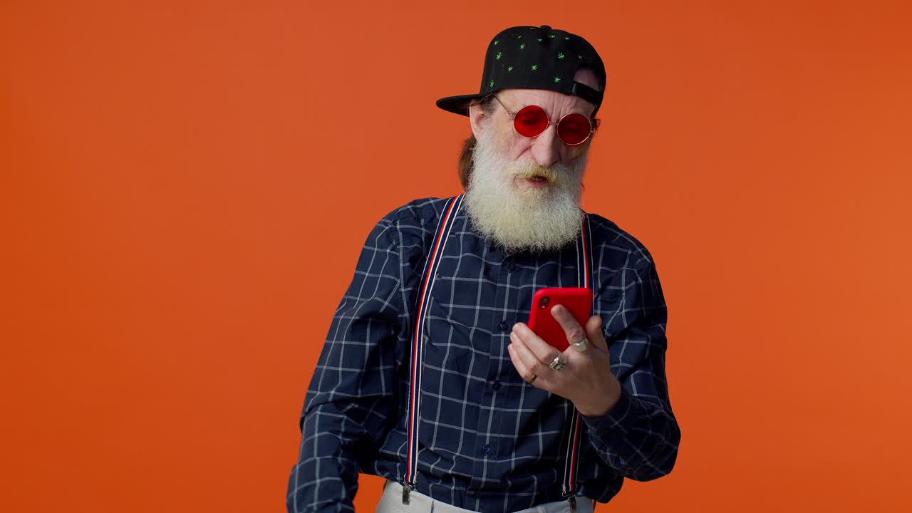 hombre anciano usa teléfono móvil pierde quedándose sorprendido resultados repentinos de la lotería, mala fortuna, pérdida