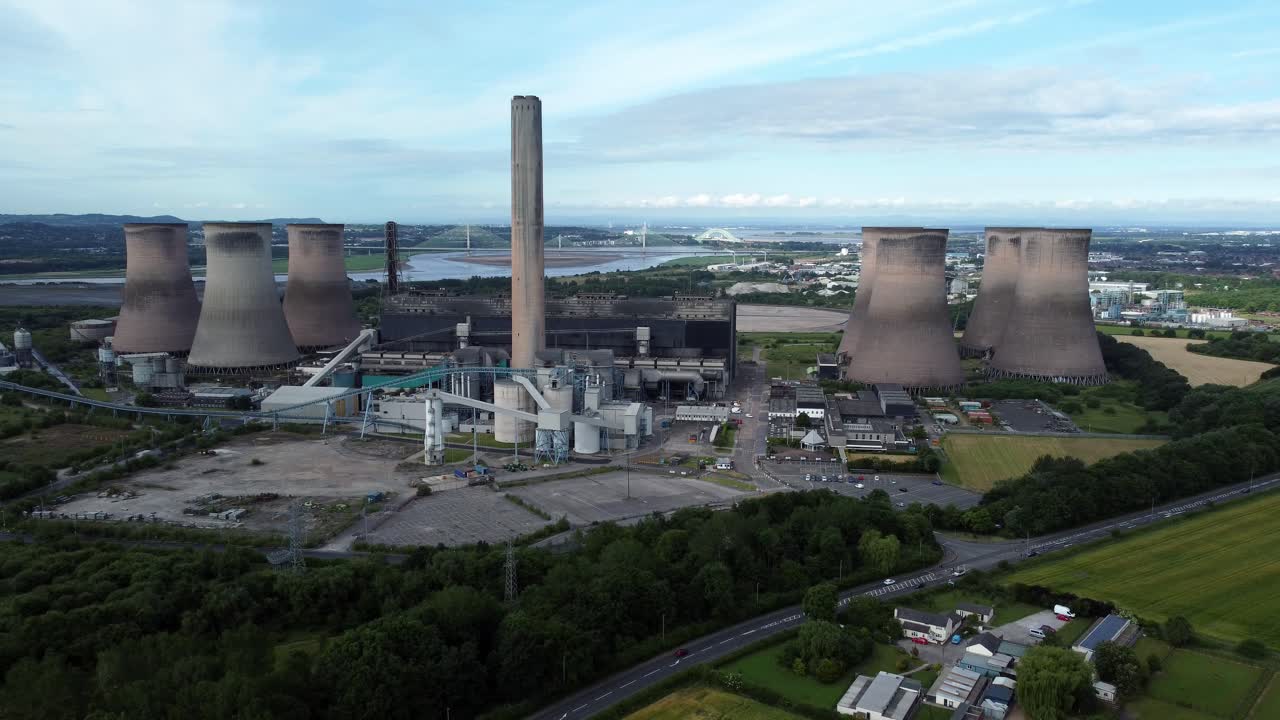 Vista aerea della centrale elettrica Fiddlers Ferry, torri di raffreddamento su terreni agricoli coltivati – ripresa che si allontana.