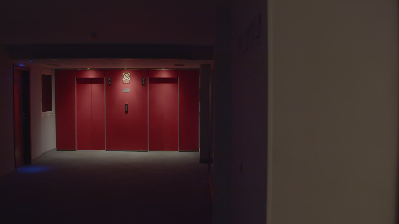 밤에 호텔 엘리베이터 복도