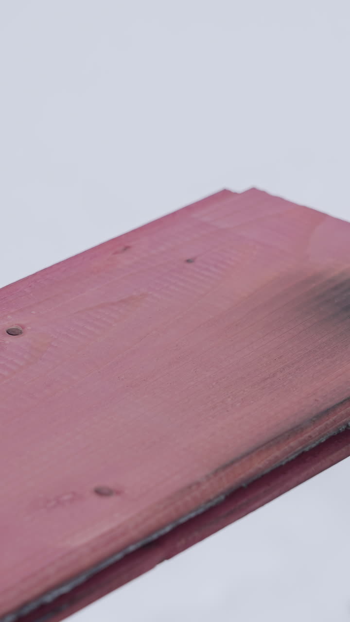 Asse di legno dipinta di rosa