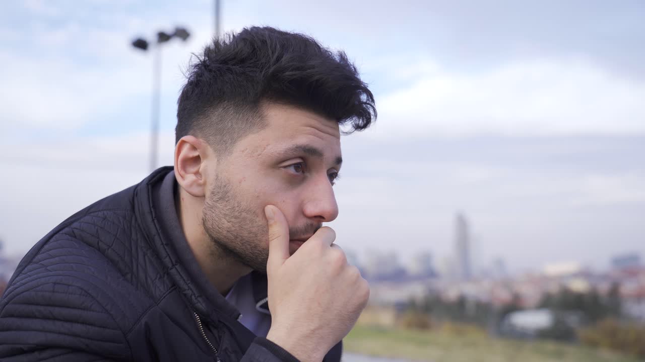 hombre pensativo e infeliz en el centro de la ciudad.