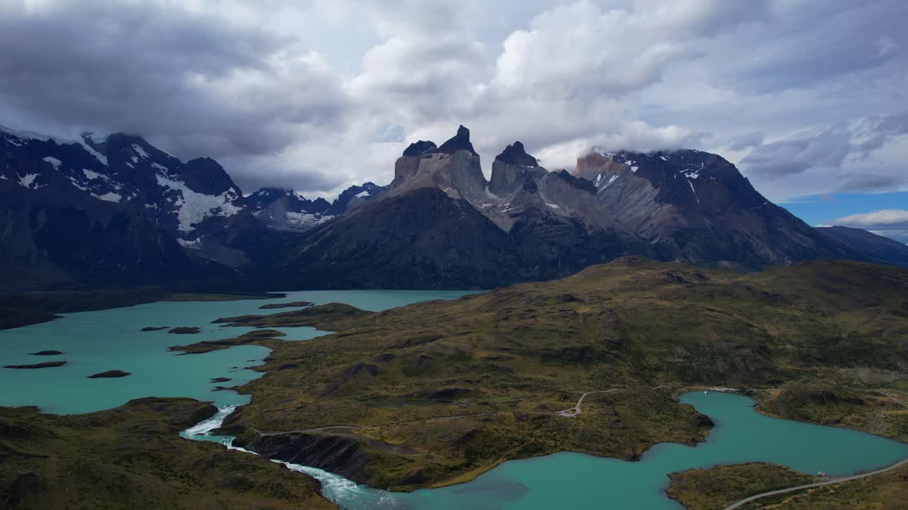 Vue par drone volant vers le Mirador Cuernos au-dessus des lacs glaciaires en Patagonie.
