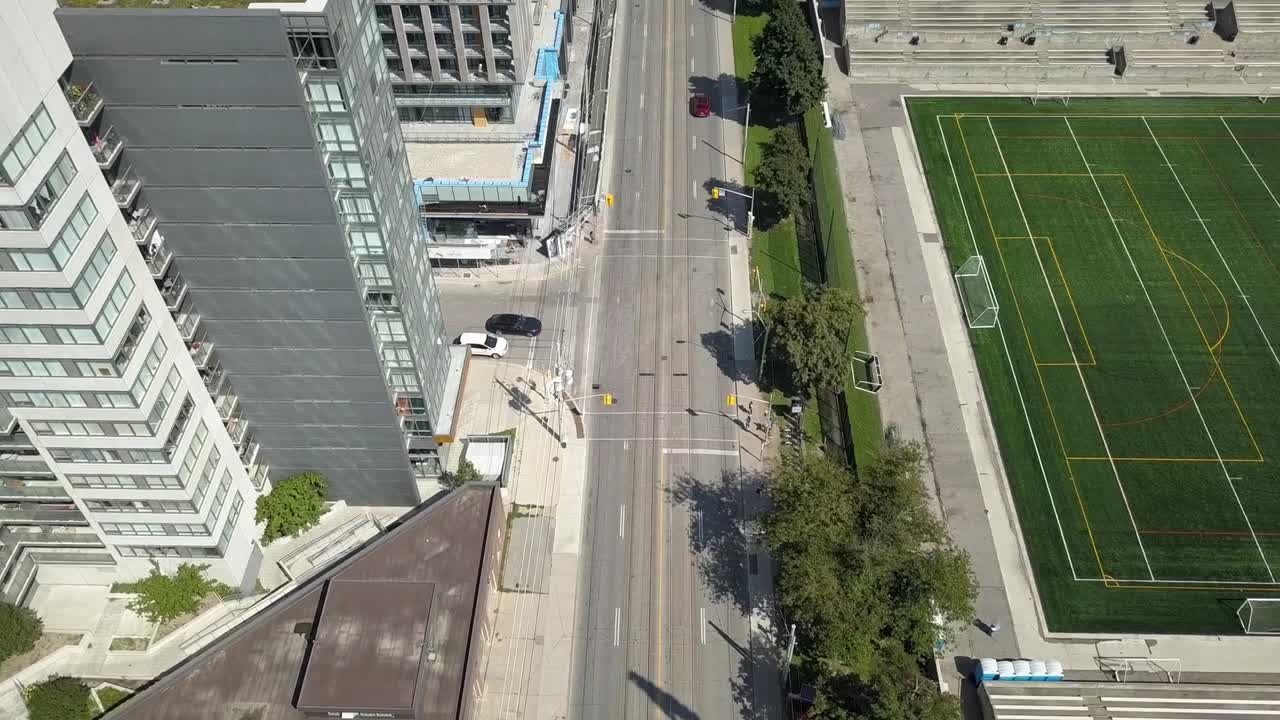 Drone che si inclina verso l'alto sopra una strada accanto a uno stadio di calcio nel centro di Toronto