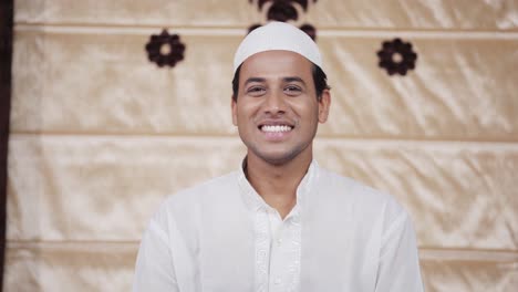 Glücklicher-Und-Lächelnder-Indischer-Muslimischer-Mann,-Der-In-Die-Kamera-Schaut
