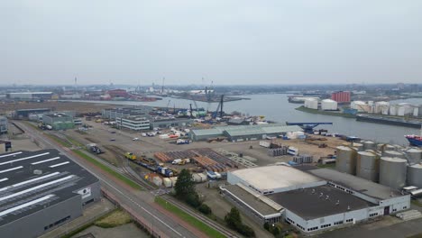 vista aérea de la terminal portuaria industrial de dordrecht.