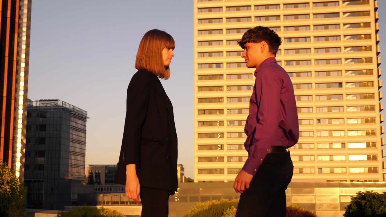 젊은 사업가 여성이 남자 손잡이를 거부합니다.