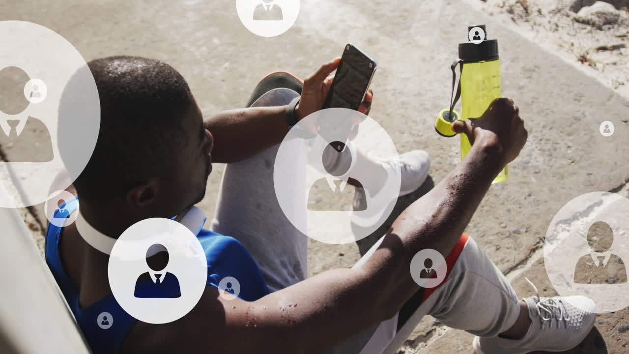 Animation af profilikoner over træt afroamerikansk atlet, der sidder og kigger på sin smartphone.