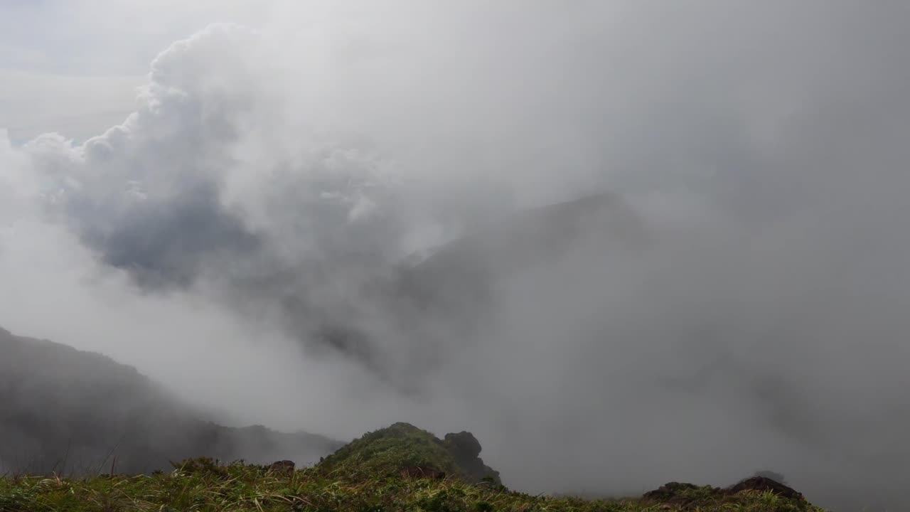 Nuvens passando pelo pico acidentado do Monte Guiting Guiting ao longo da íngreme trilha do cume, G2 Sibuyan Filipinas
