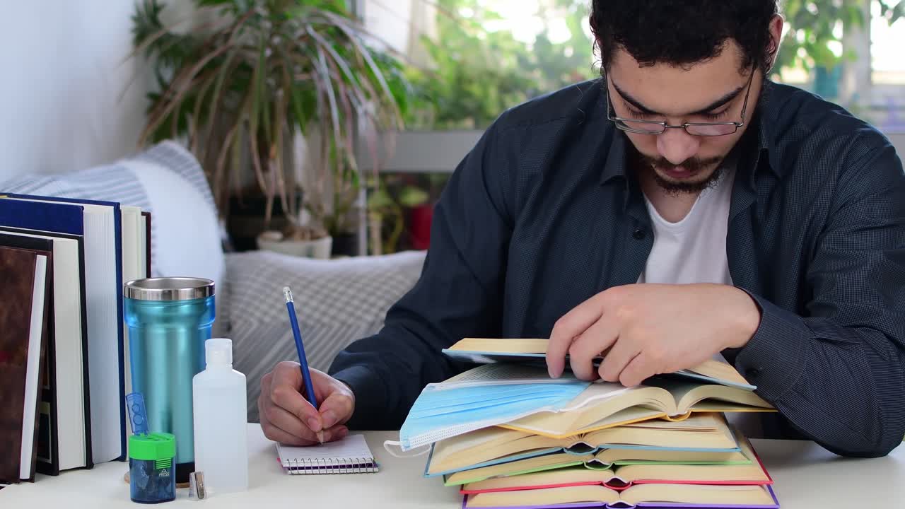 estudiante que estudia en el hogar