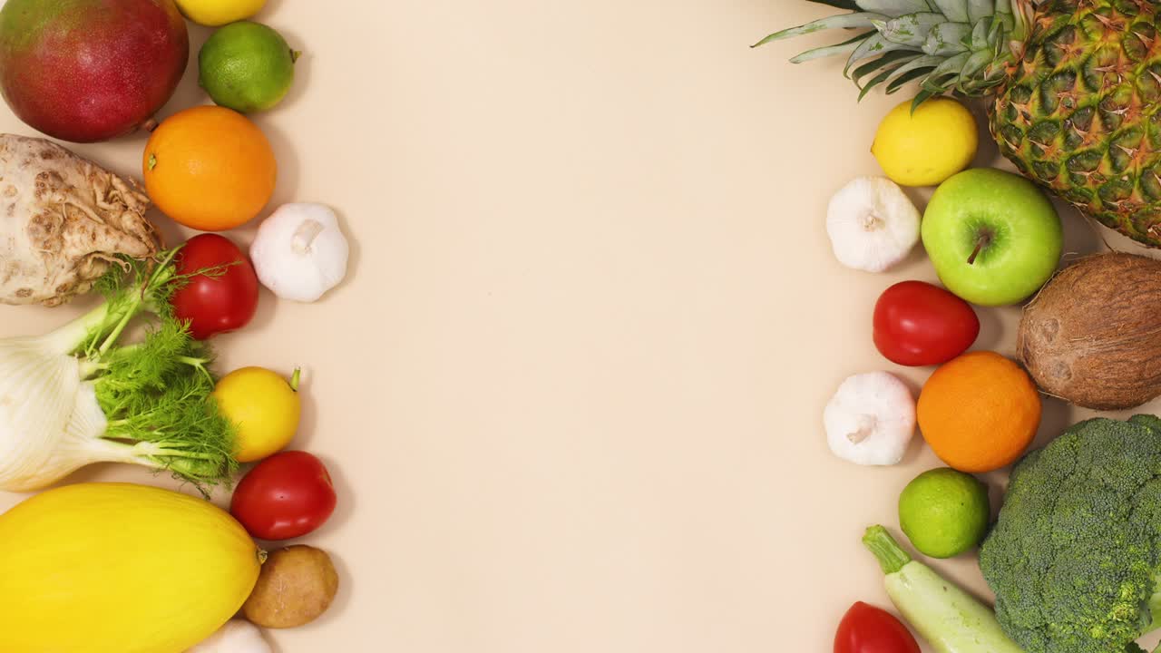 frutas y verduras maduras y frescas ordenadas en el lado izquierdo y derecho con espacio de copia en el medio.