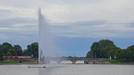 Fuente-Alster,-Destacada-Fuente-De-Agua-Que-Añade-Encanto-A-La-Ciudad-De-Hamburgo