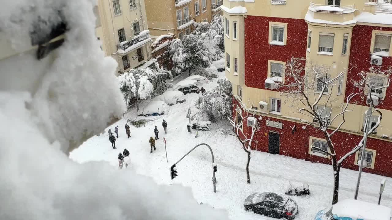 창밖으로 보이는 눈으로 가득한 마드리드의 거리