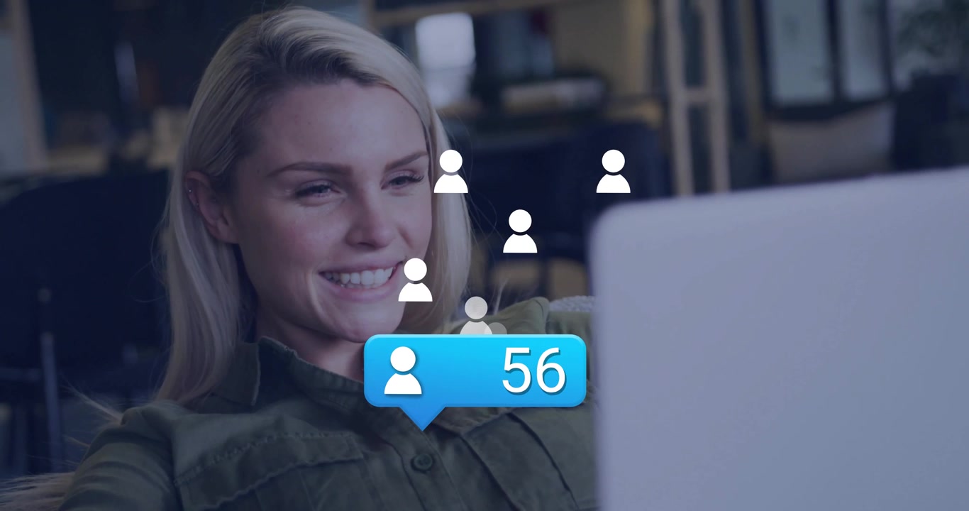 Voksen kvinde slapper af med bærbar på sofaen, en social medie-boble vises, der viser stigende følgere.