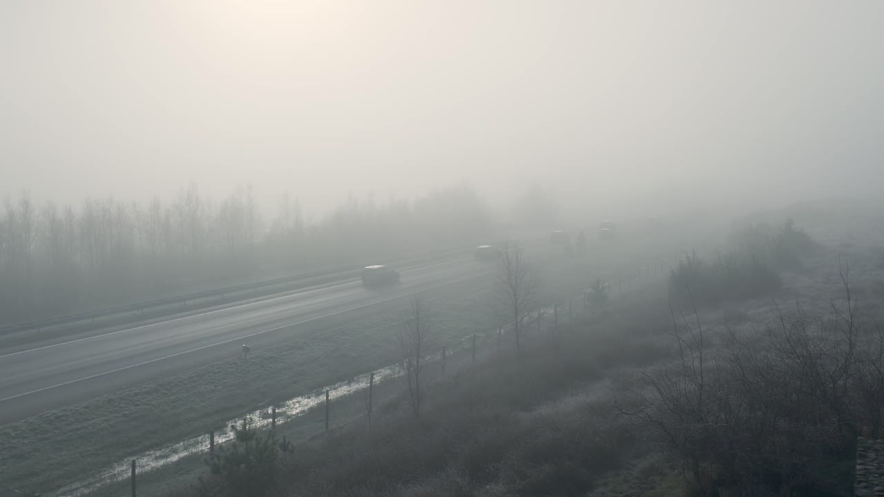 두꺼운 안개 속 의 고속도로