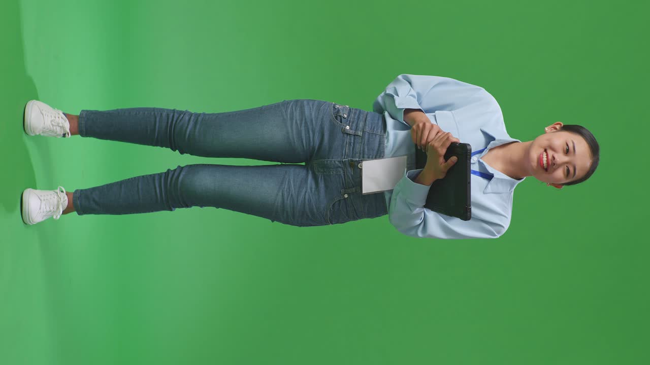 mujer de negocios con una tableta en la pantalla verde