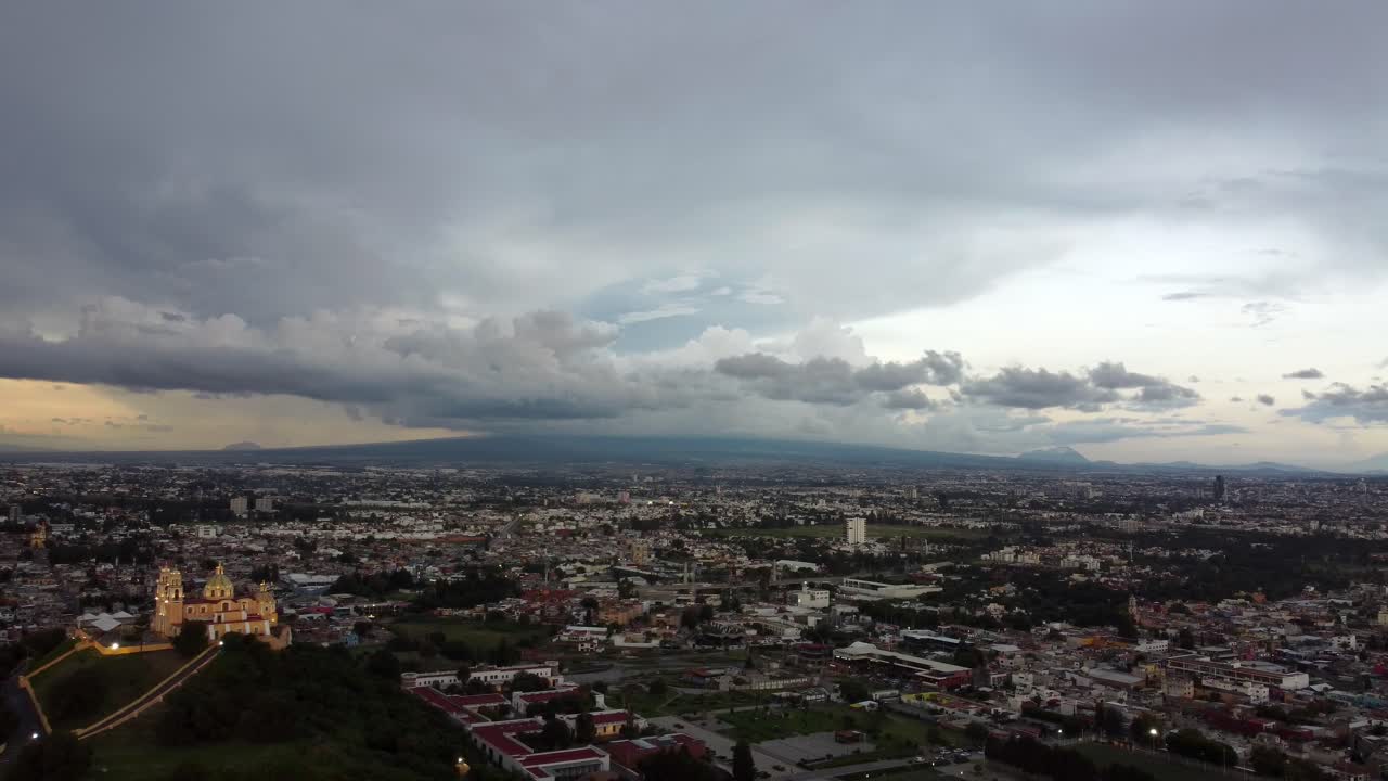 vista aerea de la piramide de cholula con una tormenta de fondo