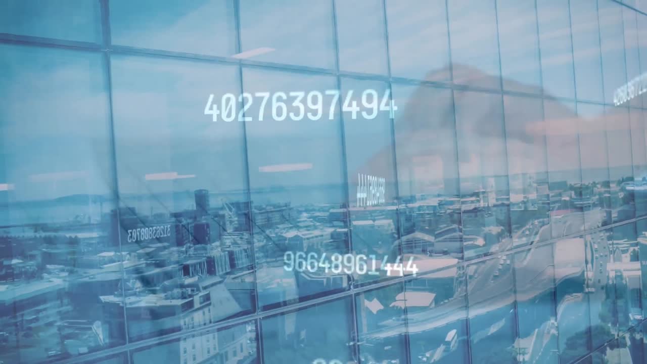 도시 풍경에 대항하여 노트북을 사용하는 사람의 중간 부분에서 여러 번 증가하는 숫자