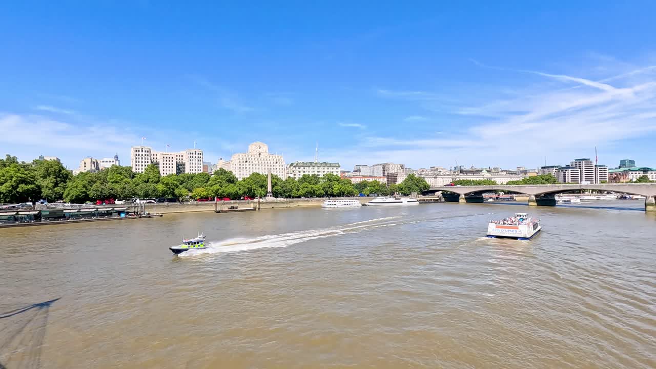 런던 의 테임즈 강 을 항해 하는 배 들