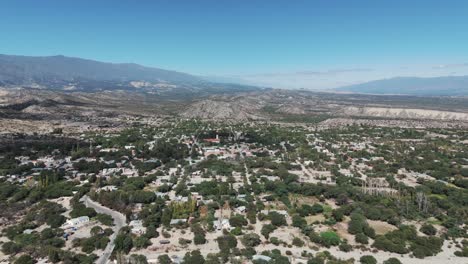 Vista-De-Drones-De-Una-Ciudad-Pintoresca-Y-Las-Colinas-Circundantes.