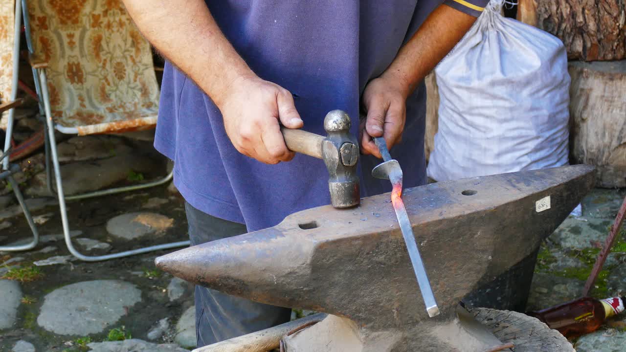 쇠는 뜨거울 때 단조된다