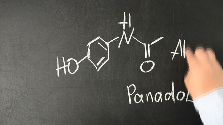 Panadol ve Parasetamolün Kimyasal Formülü. Hızlandırılmış video. Tahtaya tebeşirle yazıyoruz.