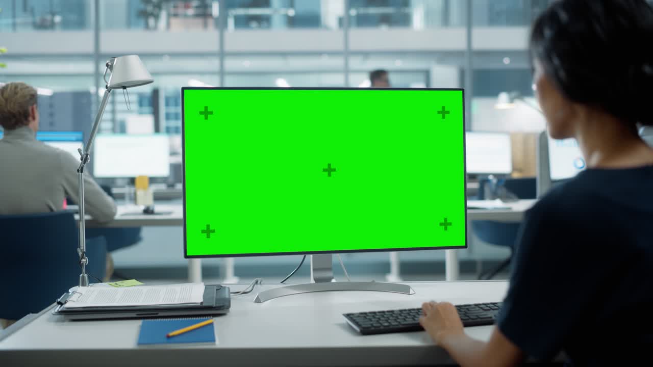 크로마 키와 녹색 화면 모의 디스플레이를 가진 데스크 컴퓨터에서 일하는 사업가의 어깨 을 가까이 니다. 디지털 프로젝트 관리자가 키보드와 마우스를 사용하여 데이터를 입력합니다.