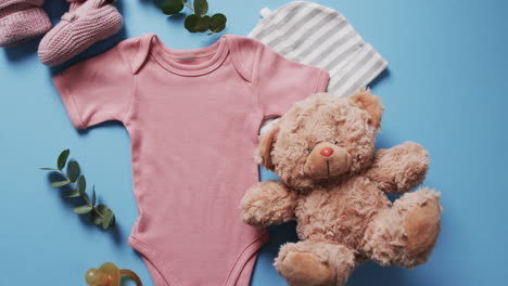 video de bebé rosa crecer, botas, oso de peluche y sombrero con espacio de copia en fondo azul