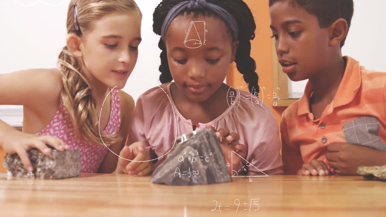 niños observando las rocas 4k