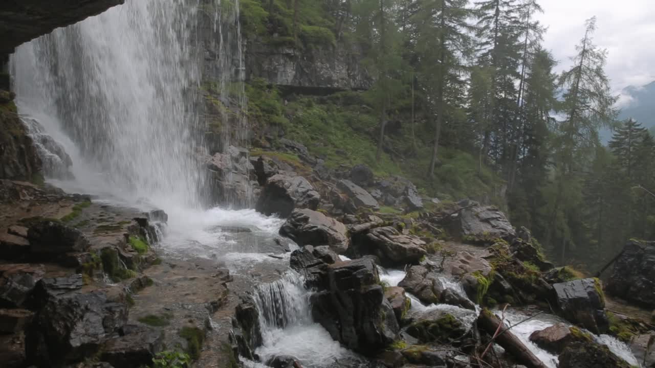 Panorering over Vallesinella-fossen og landskap med skog og dal, Madonna di Campiglio, Trentino Alto Adige, Italia