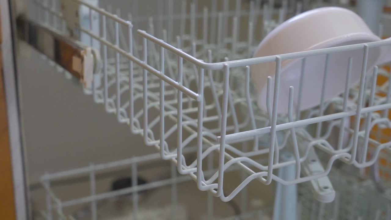 食洗機から残りの食器を取り出す。