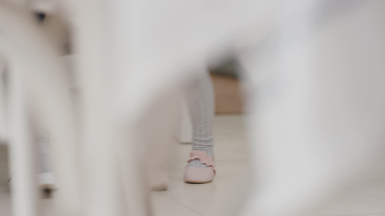 부 ⁇ 에서 춤을 추는 행복한 가족의 발 아이들이 엄마와 아빠와 함께 재미있는 춤을 추고 집에서 흥미진진한 주말을 즐기고 있습니다 4k 영상